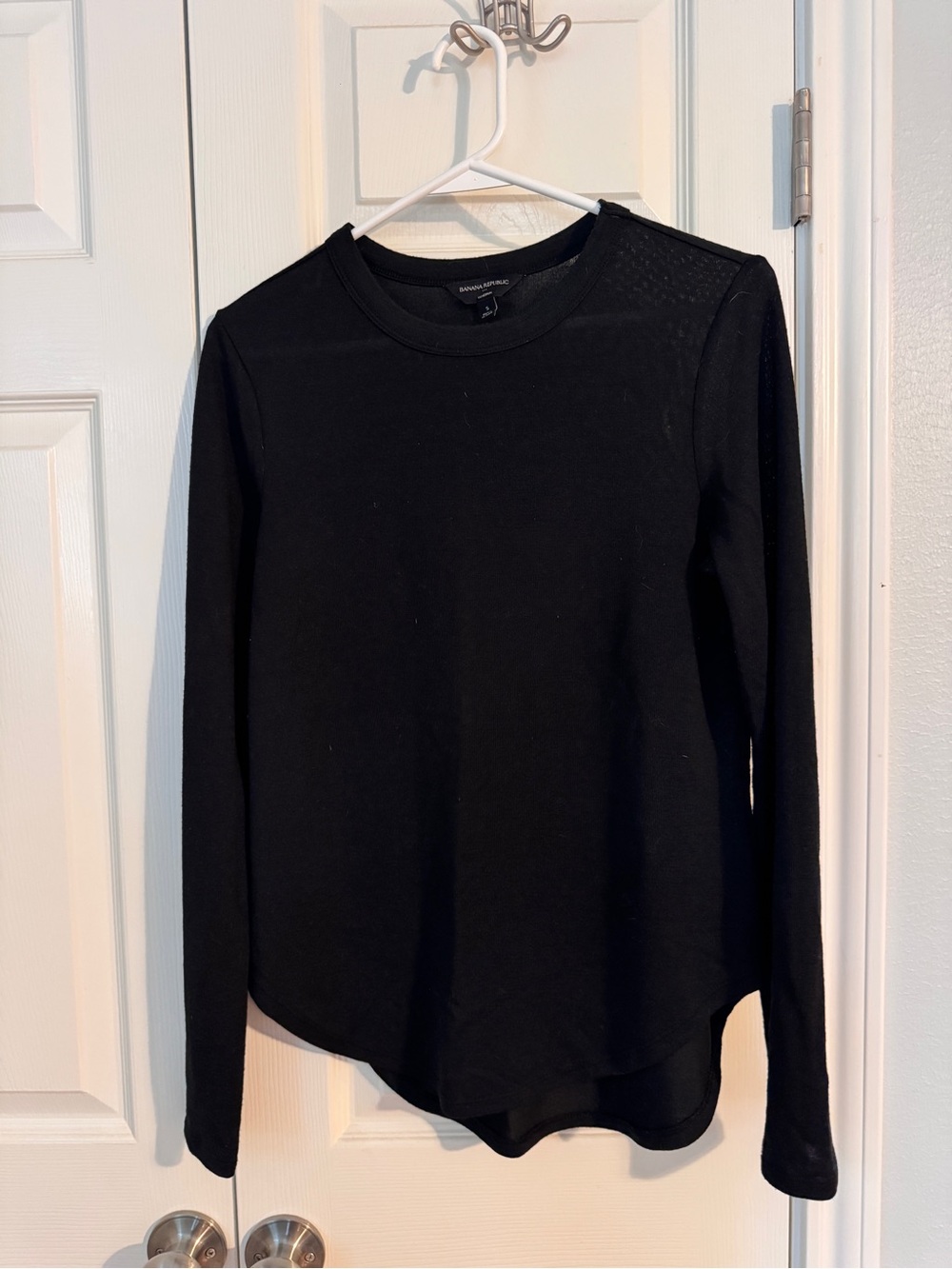 Banana Republic Black Long-Sleeve Crewneck Top - Lightweight Knit